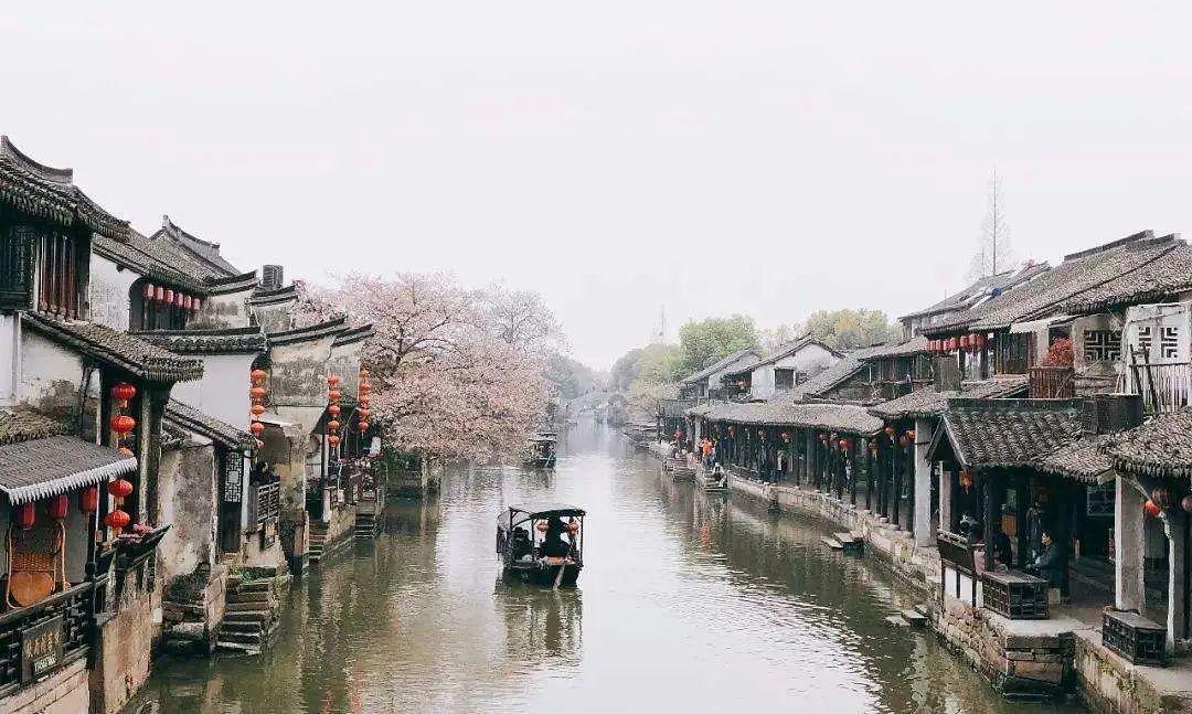 奔驰电动货车海外上市,内饰过于科幻